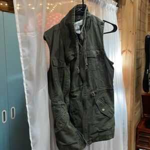 Women’s green vest by Sebby with multiple pockets and a drawstring